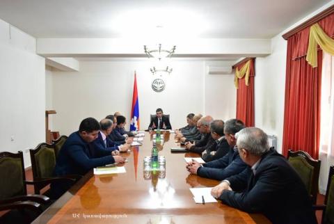 Արցախի պետնախարարը հանդիպել է փոքր հէկ-երի հարցով ստեղծված հանձնաժողովի անդամների հետ 