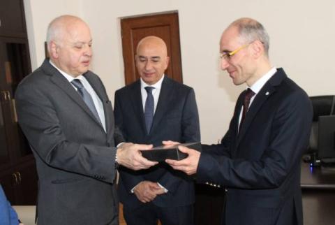 Ազգային գրադարանը համալրվեց Արտաշես Տեր-Խաչատուրյանի գրքերի հավաքածուի եզակի նմուշներով