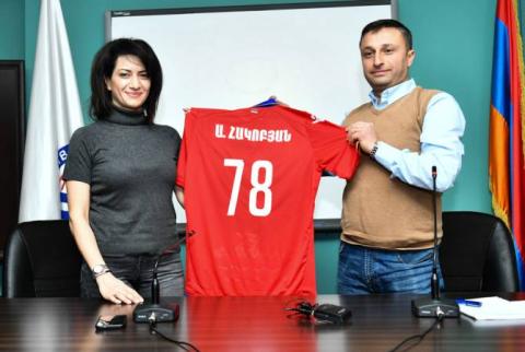«Ֆուտբոլի հաղթանակներն էլ են ինտելեկտից ծնվում». Աննա Հակոբյանը՝ «ԲԿՄԱ Երևան»-ի ֆուտբոլիստներին