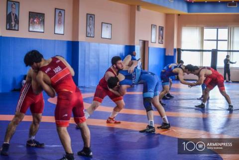 Борцы вольного стиля стартуют на чемпионате Европы