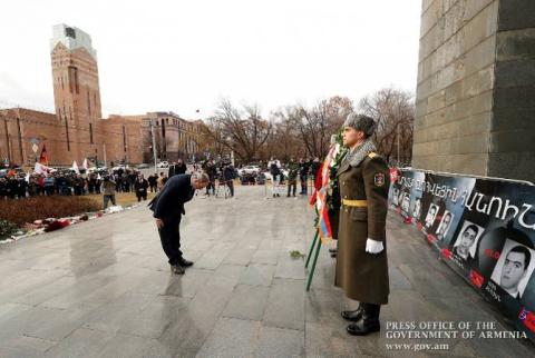 رئيس الوزراء الأرميني نيكول باشينيان يكرّم ذكرى ضحايا مأساة الواحد من مارس عام 2008