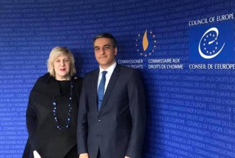 المدافع عن حقوق الإنسان بأرمينيا آرمان تاتويان يلتقي مفوضة حقوق الإنسان بمجلس أوروبا دونجا مياتوفيتش