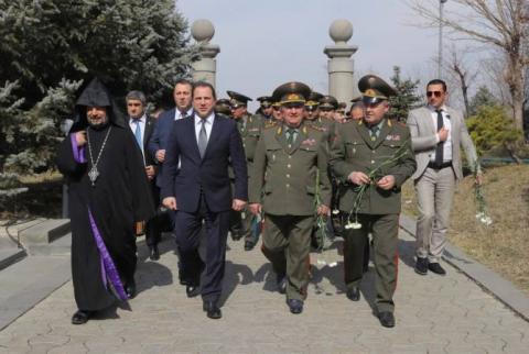 Le  personnel d'encadrement des Forces armées a visité  le cimetière militaire Erablur