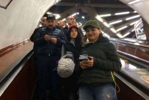 Nikol Pashinyan distributes leaflets at Yerevan subway stations