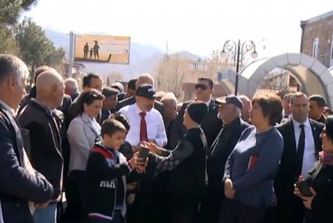 Pashinyan starts YES campaign from Agarak town in Syunik province
