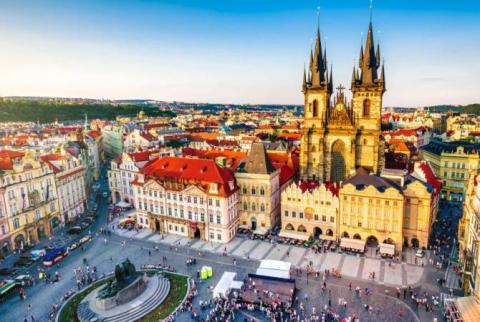 В Чехии запретили акции с участием свыше 100 человек и закрыли школы