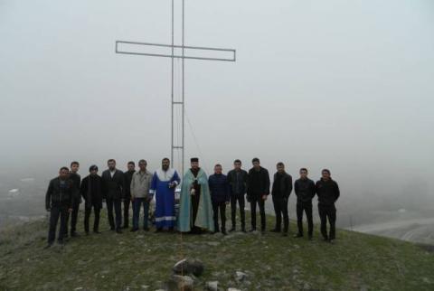 Газета “Айастани Анрапетутюн”: Крест на холме, “охраняющий” покой и мир села