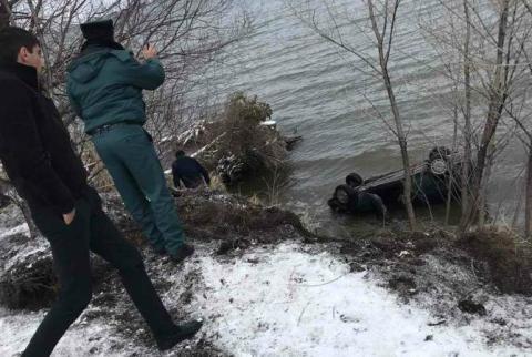 Водолазы-спасатели вытащили автомобиль, упавший в озеро Севан