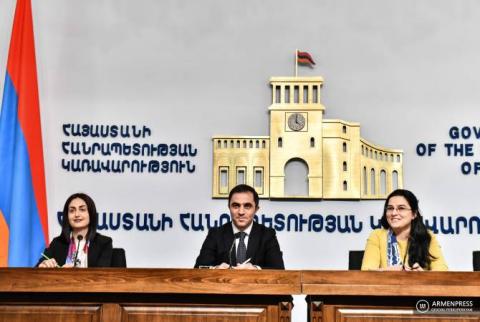 Conférence de presse de la porte-parole du MAE Anna Naghdalian et du chef du département consulaire Artak Avetissian