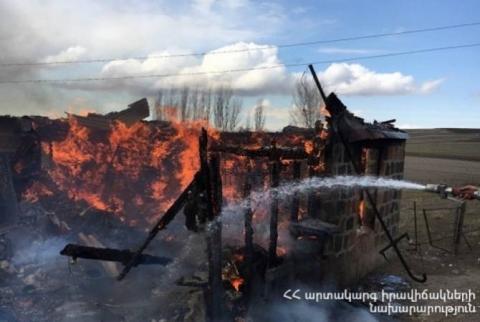 В ширакском селе Воскепар сгорел дом. При тушении спасатель повредил руку