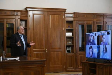 Արմեն Սարգսյանը հեռավար առաջադրանք է տվել բժշկական և պոլիտեխնիկական համալսարանների ուսանողների