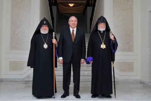 الرئيس أرمين سركيسيان يبعث رسالتي تهنئة للكاثوليكوس كاركين الثاني وآرام الأول بعيد قيامة المسيح 