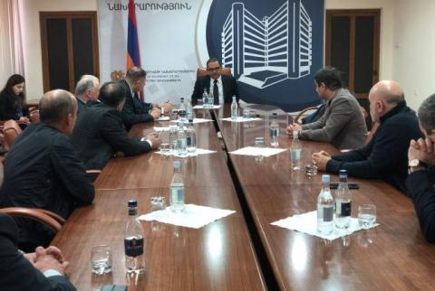 Նախարարը թեթևարդյունաբերական ընկերությունների հետ քննարկել է արտադրության հնարավորությունները