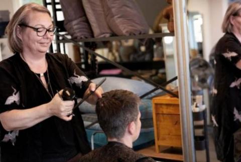 "Это сумасшествие". Жители Дании устремились в парикмахерские после карантина из-за коронавируса BBC