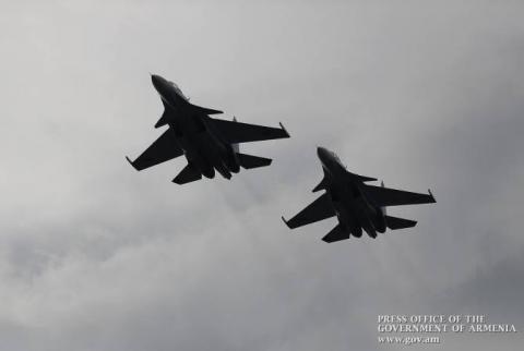 В небе над Ереваном 30 истребителей Су-30 совершают подготовительные полеты для воздушного парада