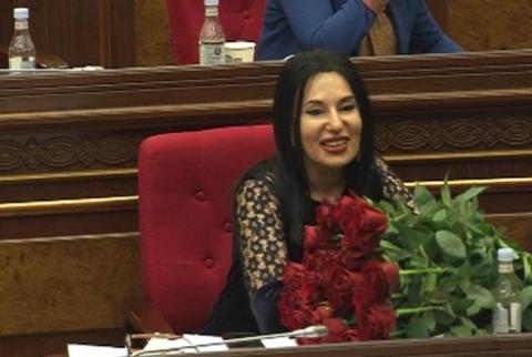 Ален Симонян в зале заседаний парламента подарил цветы Наире Зограбян