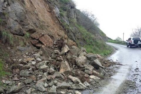 Камнепад в  селе Дарпас односторонне закрыл дорогу