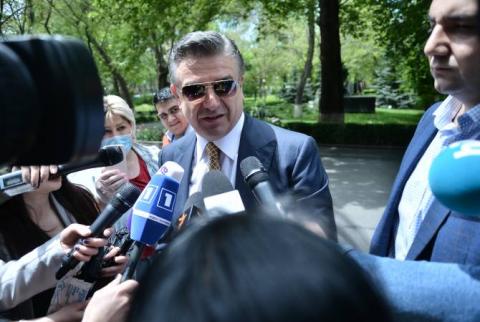 رئيس وزراء أرمينيا السابق كارن كارابيتيان يحضر الجلسة المغلقة للجنة البرلمانية الأرمينية المحققة..