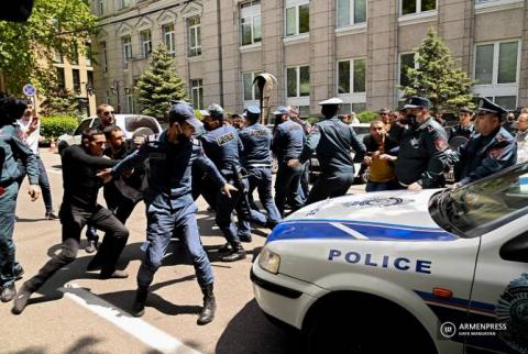 Перед Центральным банком группа граждан организовала акцию: 2 человека доставлены в полицию