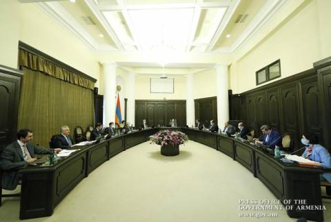 Government to support business initiatives in the field of production and services 