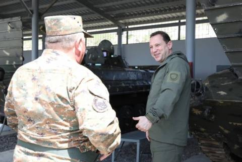 الجيش الأرميني يُعلم أن وزير دفاع أرمينيا دافيت تونويان قام بزيارة تفتيش مفاجئة لقاعدة عسكرية