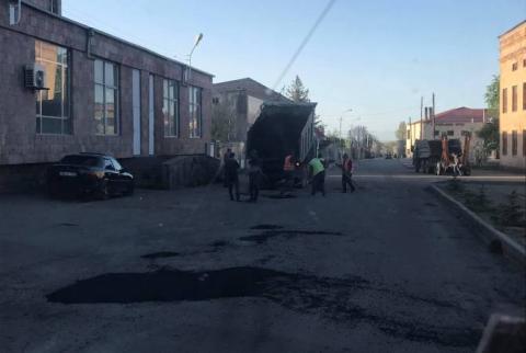 Մարտունի քաղաքի ասֆալտապատ փողոցներում կատարվում են փոսային նորոգման աշխատանքներ