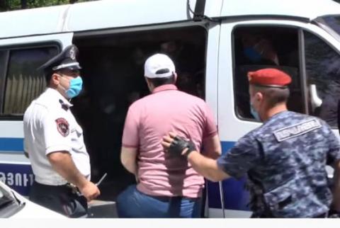 Полиция подвергла приводу более 100 граждан, собравшихся у здания НС