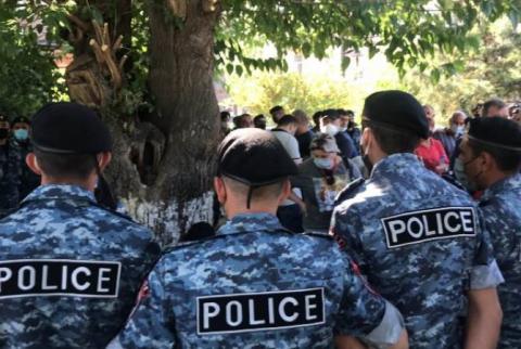 Полиция подвергла приводу более 150 граждан, собравшихся у здания НС
