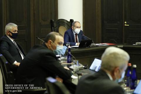 Правительство предоставит помощь работникам пострадавших сфер