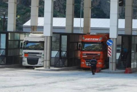 Автодорога Степанцминда-Ларс открыта только для грузовых автомобилей