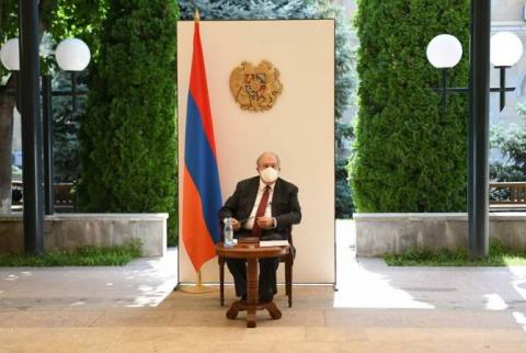 Президент Армении провел встречу с и.о. директора Национальной галереи
