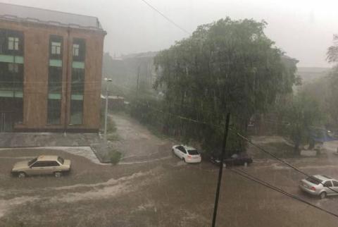 Heavy rainfall paralyzes Gyumri traffic, streets flooded 