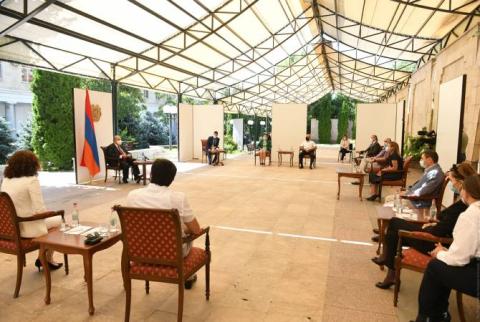 Արմեն Սարգսյանը հանդիպել է զբոսաշրջության և հյուրանոցային ոլորտի ընկերությունների ղեկավարների հետ