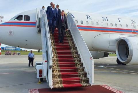 رئيس وزراء أرمينيا نيكول باشينيان يصل إلى ميسنك للاشتراك بجلسة مجلس الاتحاد الاقتصادي الأوراسي