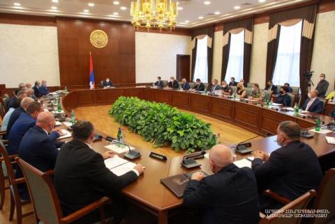 رئيس جمهورية آرتساخ أرايك هاروتيونيان يترأس الجلسة الأولى للحكومة الجديدة