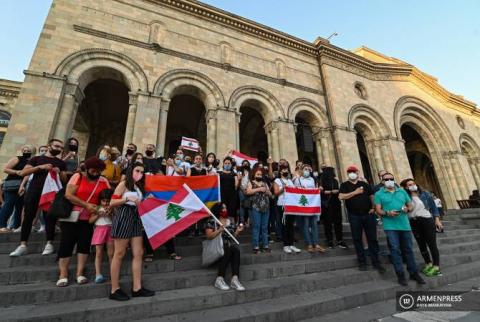 В память о жертвах взрыва в Бейруте на площади Республики состоялась церемония зажжения свеч