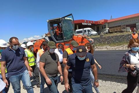Պապիկյանը դիտարկեց Սեւան-Մարտունի-Գետափ ճանապարհի առանձին հատվածներում շինաշխատանքների ընթացքը
