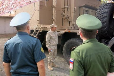 Аккредитованные в Армении военные атташе посетили мобильные лаборатории по изучению COVID-19