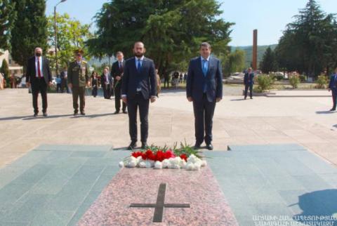 По случаю Дня независимости Арцаха президент Арутюнян посетил Мемориальный комплекс Степанакерта