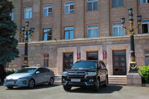 Президент Арцаха представил отчет о машинах, приобретенных и подаренных государственным структурам