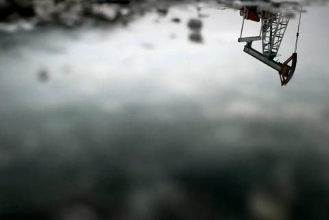 Цена нефти Brent в понедельник опускалась до двухмесячного минимума
