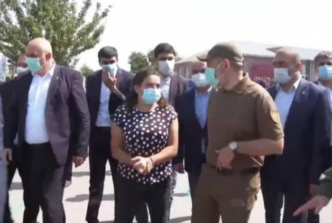 В Хндзорескек Николу Пашиняну подошла жена Нарека Сардаряна, попавшего в плен в Азербайджане 