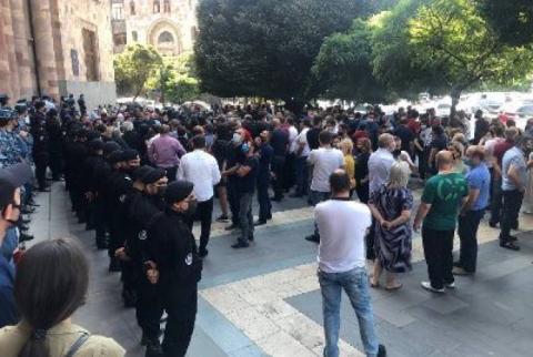 Հագուստի ներկրմամբ զբաղվող մի խումբ քաղաքացիներ հանդիպել են վարչապետի օգնականների հետ 