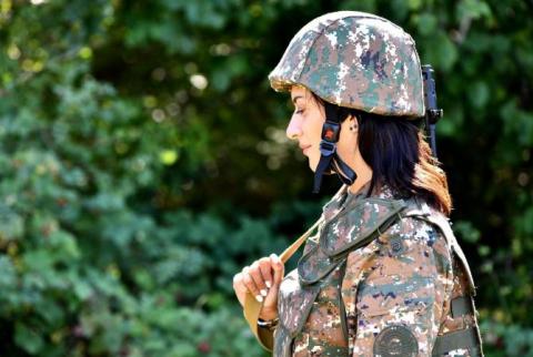 Anna Hakobyan  organise une formation militaire de base volontaire pour les jeunes femmes