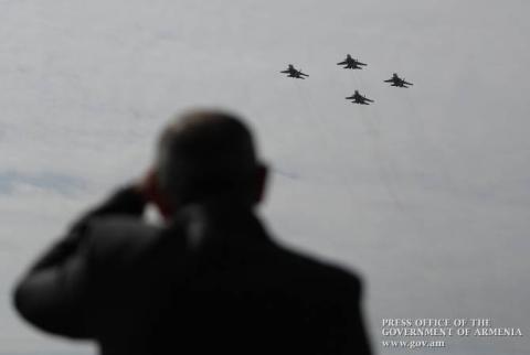 PM watches festive flight of Armenian Air Force on Independence Day