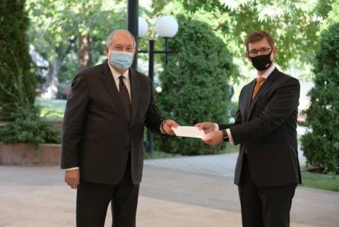 سفير هولندا الجديد نيكو شيرمرز يقدّم أوراق اعتماده إلى الرئيس الأرميني أرمين سركيسيان وبحث تعميق...