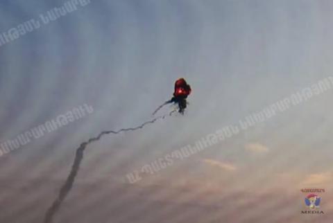 Военнослужащие Армии обороны НКР уничтожают азербайджанский вертолет: видеоматериал