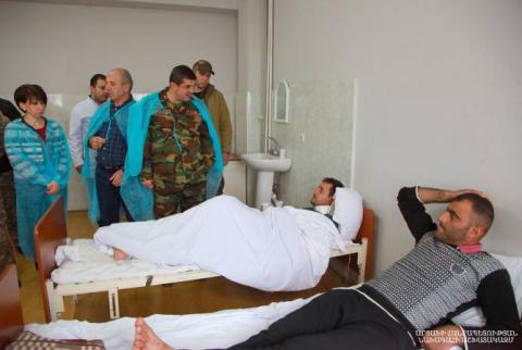 Президент Арцаха посетил в госпитале раненых военнослужащих