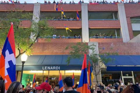 Թրամփի աջակիցների ցույցի մասնակիցները միացել են հայ համայնքի կազմակերպած բողոքի ակցիային
