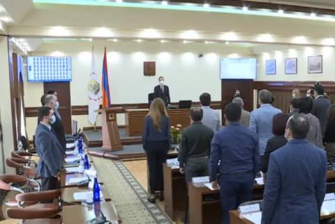 Երևանի ավագանու անդամները մեկ րոպե լռությամբ հարգեցին զոհվածների հիշատակը